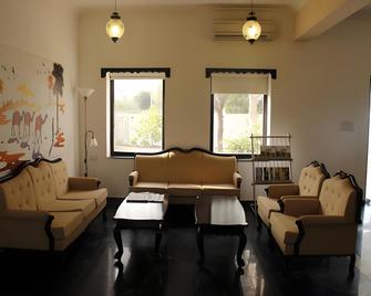 United 21 Lake City Resort - Udaipur - Lounge
