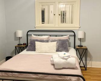 Charming Home- Downtown Cody - Sleeps Up To 9! Detached Game Room With Bed! - Cody - Bedroom