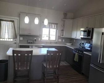 Peaceful 4-bedroom house with AC in charming Whitewood - Whitewood - Cocina