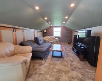 30 Mins to Waterton Gate! Relax & Enjoy the View of Chief Mountain & Sunsets - Cardston - Living room