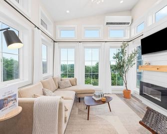 Modern, Fast Wifi, Great Views near Downtown! - Lynchburg - Living room