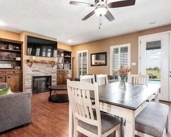Weekend Getaway - Country Oasis Pool, Hot Tub, Texas Longhorns & Event Venue - Pattison - Comedor