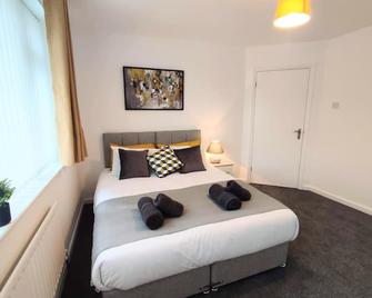 Elegant Home, Near The Beach - Blyth - Bedroom