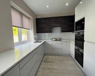 Star London Bell Lane 3-Bed Oasis with Garden - London - Kitchen