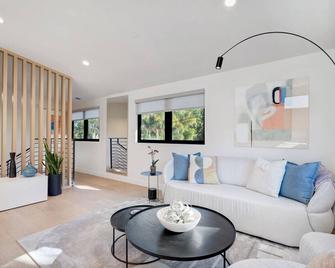 Dazzling Modern Home Close to Downtown Palo Alto and Stanford - Menlo Park - Living room