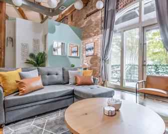 100 Year-Old Historic Brick 2br Loft & Large Patio & Hammocks & High Ceiling - Durham - Living room