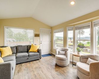 11 Mi to Port Townsend Ferry: Cottage w/ View! - Port Hadlock - Living room