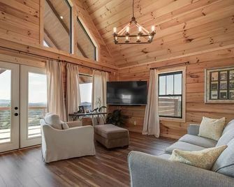Beautiful mountain top cabin with the best 180º view in Tellico Plains! - Tellico Plains - Living room