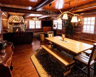Cozy, Rustic Luxury Cabin on Round Lake, with all of the modern conveniences! - Cable - Restaurant