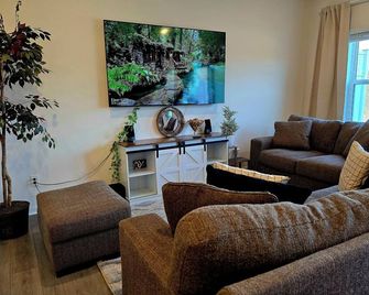 Modern Stylish Retreat Near Winston-Salem - Winston-Salem - Oturma odası