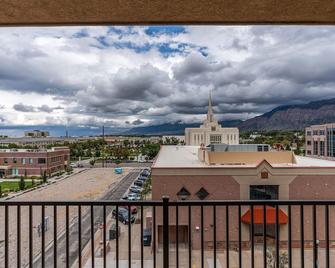 2-Bd Apt w/ WiFi, Netflix, Mtn Views in DT Ogden - Ogden - Balcony