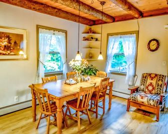 Cozy Creekside Chalet centrally located near 4 ski resorts - Weston - Dining room