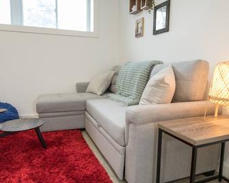 Charming and Cozy Basement Suite in the Minnow Lake area - Sudbury - Living room