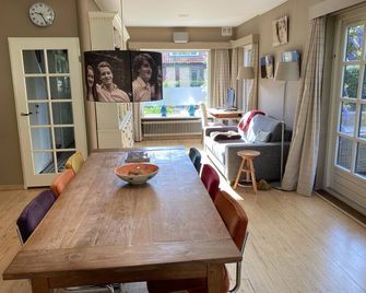 Ruim Hoekhuis om tot Rust te Komen in een Natuurrijke Omgeving - Soest - Dining room