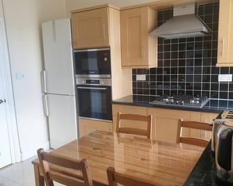 London Luxury 2 Bedroom Flat 5min Walk From Overground, With Free Wifi, Free Parking-Sleeps X6 - Ilford - Cucina