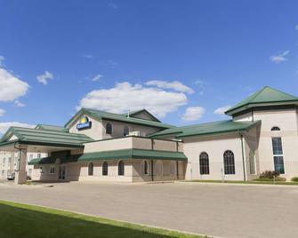 Days Inn & Suites by Wyndham, Winkler - Winkler - Building