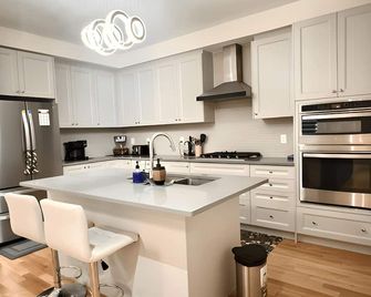 Modern 4Bedroom Retreat I 2Car Parking I Steps from the Ajax Waterfront - Аджакс - Кухня