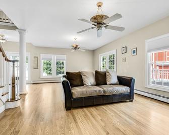 Perfect Private Norwich Getaway Near Downtown! - Norwich - Living room