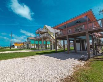 This Is A Sweet Little Custom Home Located On The Pedestrian Beach Near Fishing - Lake Jackson - Building