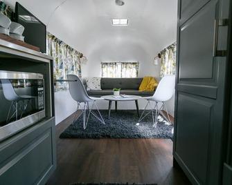The Vintages Trailer Resort - Dayton - Living room