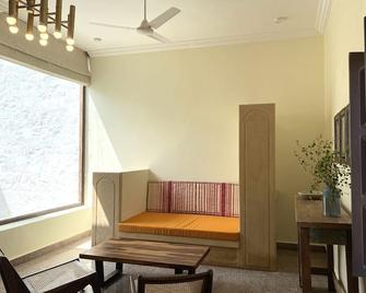 Kaner Retreat - India's First Desert Botanical Resort - Shaitrāwa - Sala de estar