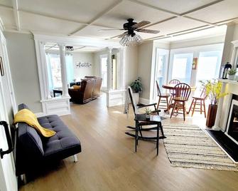 Farmhouse Oasis | Washer/Dryer | Fireplace - Waterville - Wohnzimmer
