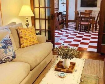 The Blessing House Peaceful Stylish Near Downtown - Siloam Springs - Living room