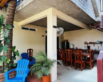 Casa Marias/ located in La Punta de Zicatela beach. less than 5 minutes from the ocean. - Brisas de Zicatela - Patio