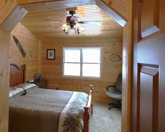 Quiet, Cozy Paoli Cabin Overlooking a Nice Pond - Paoli - Habitación