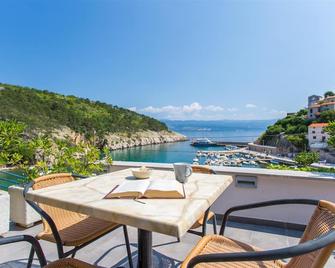 Seafront Apartment With Amazing Seaview - Vrbnik - Balcón