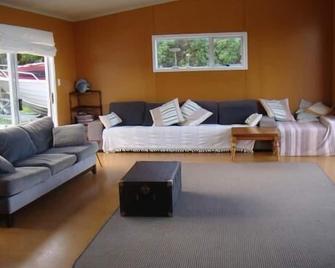 Large Modern Beach Front House - Wallingford - Wohnzimmer
