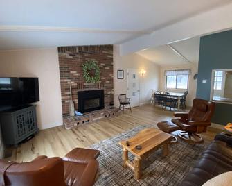 Sadie Shores - Grand Marais - Living room