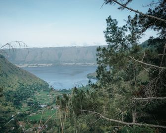 Bobocabin Kaldera, Toba - Parapat - Buiten zicht