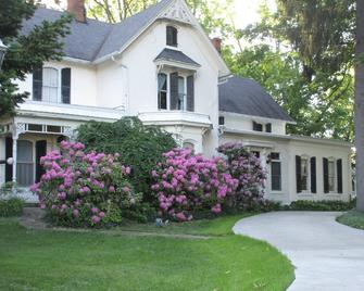 Historic, updated w/2 Ensuites! 7 real beds! ND close by+get tickets! - Granger - Building
