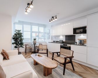 Royal House Luxury Apartments - Chester - Chester - Living room
