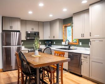 Romantic Waterfront Retreat - Matamoras - Kitchen