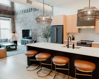 The Principal: Modern Townhome in Downtown - Chillicothe - Küche