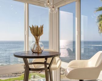 Oceanfront in La Jolla Steps to Beach Shops Dining Dawn Patrol by AvantStay - Del Mar - Balcón