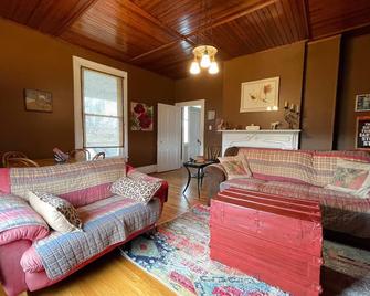 Shenandoah Valley Farm House near BR pkway & Skyline , UVA, Staunton, wineries - Waynesboro - Wohnzimmer