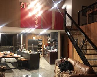 Award Winning Dream Escape - a stone's throw from Rotorua's major attractions - Rotorua - Living room