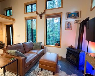 Moose & The Magpie - Central spot between Seward and Cooper Landing. - Moose Pass - Living room