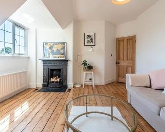 Pass the Keys Victorian Flat A Stones Throw From Hampton Court - East Molesey - Living room