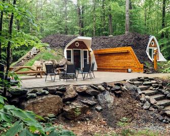 Luxurious and Carbon Neutral Hobbit House with Private Hot Tub in Springvale, Maine, Perfect for a Relaxing Weekend Getaway - Sanford - Patio