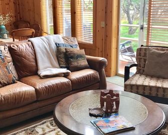 Remodeled cozy cabin on golf course with hot tub! - Redmond - Salon