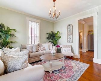 Walk to Restaurants & Shops of Downtown Miamisburg - Miamisburg - Living room
