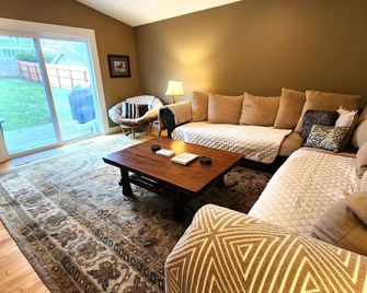 Petoskey Grove - Petoskey - Living room