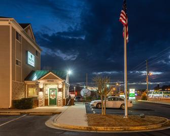 Hometowne Studios by Red Roof Gainesville - Gainesville - Building