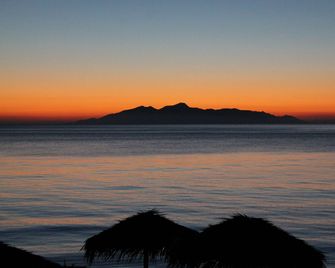 Sigalas Beach Hotel - Kamari - Outdoor view
