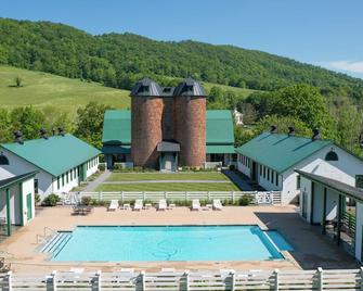 Spacious Manor 1.5 mi to Omni Homestead w/ Access to Hot Tub, Fitness Rm & Pool - Hot Springs
