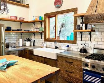 Modern cabin with private beach access in Blind Bay! - Blind Bay - Kitchen